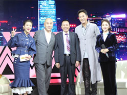新望董事長(zhǎng)羅永輝與著名歌星劉尊老師、汪正正老師、郭津彤老師、主持人雅琪在北京電視臺(tái)錄制節(jié)目現(xiàn)場(chǎng)親切合影